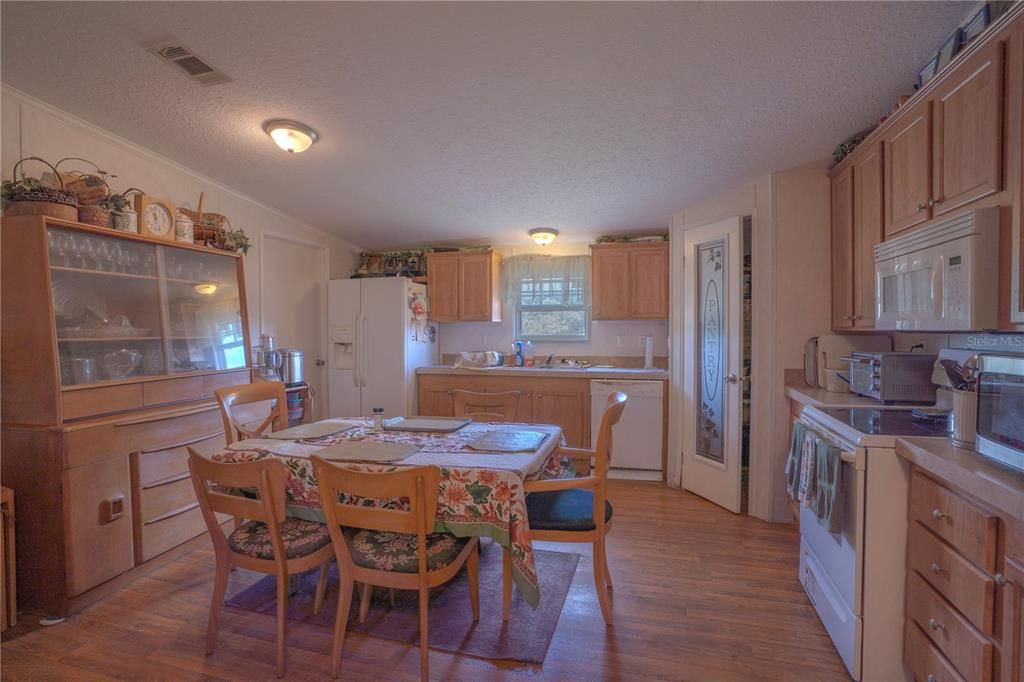 For Sale: $215,000 (3 beds, 2 baths, 1232 Square Feet)