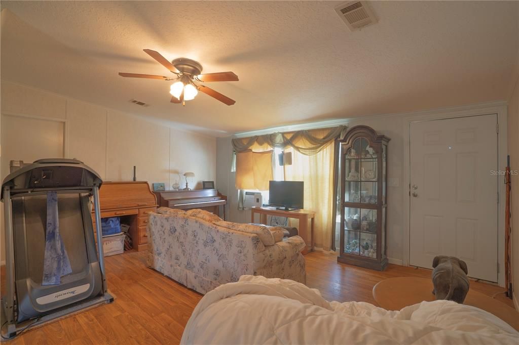 For Sale: $215,000 (3 beds, 2 baths, 1232 Square Feet)