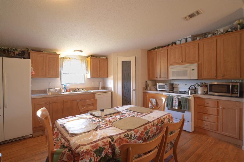 For Sale: $215,000 (3 beds, 2 baths, 1232 Square Feet)