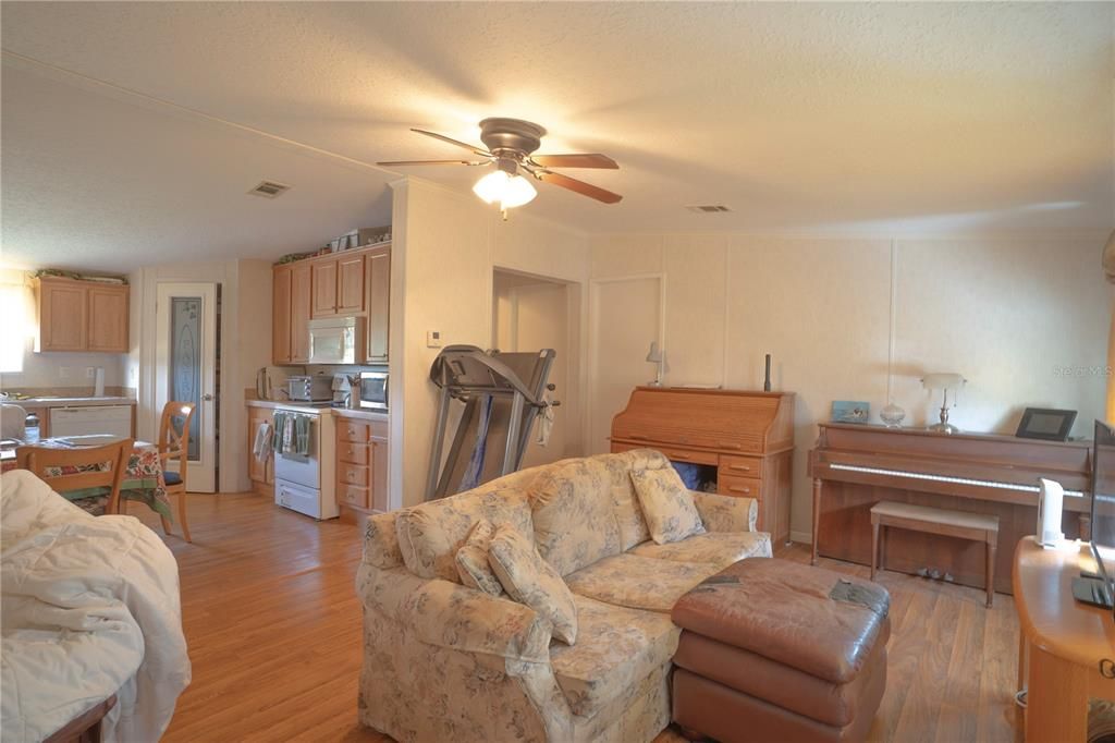 For Sale: $215,000 (3 beds, 2 baths, 1232 Square Feet)