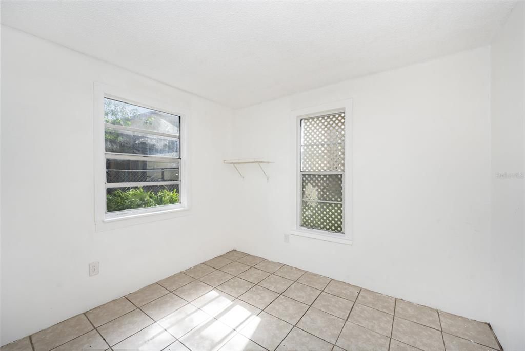 待售: $175,000 (2 贝兹, 1 浴室, 875 平方英尺)