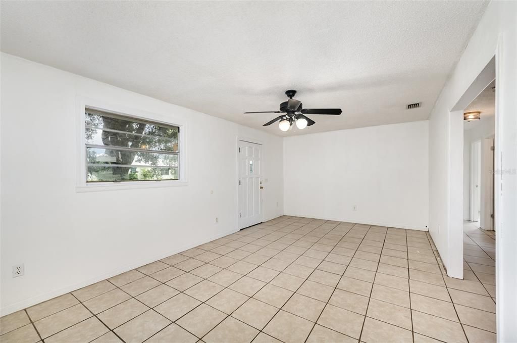 待售: $175,000 (2 贝兹, 1 浴室, 875 平方英尺)