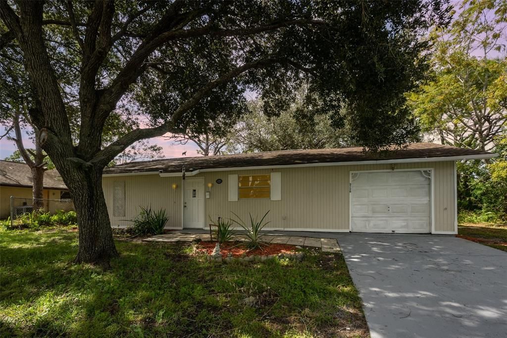 待售: $175,000 (2 贝兹, 1 浴室, 875 平方英尺)