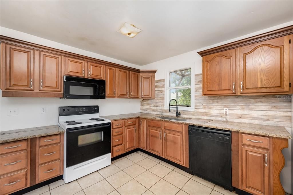 待售: $175,000 (2 贝兹, 1 浴室, 875 平方英尺)