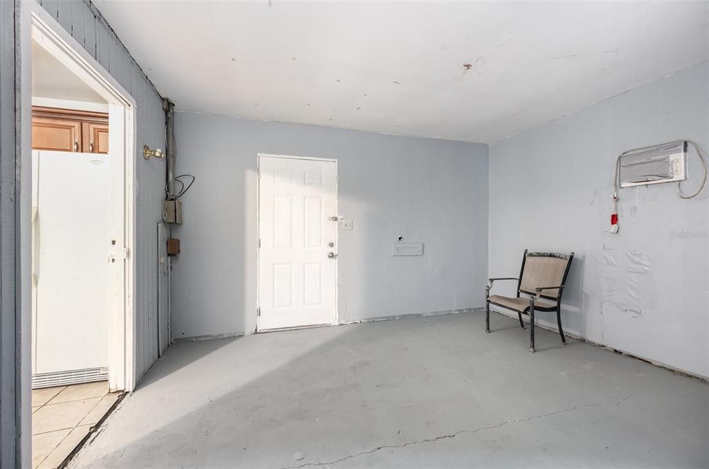 待售: $175,000 (2 贝兹, 1 浴室, 875 平方英尺)