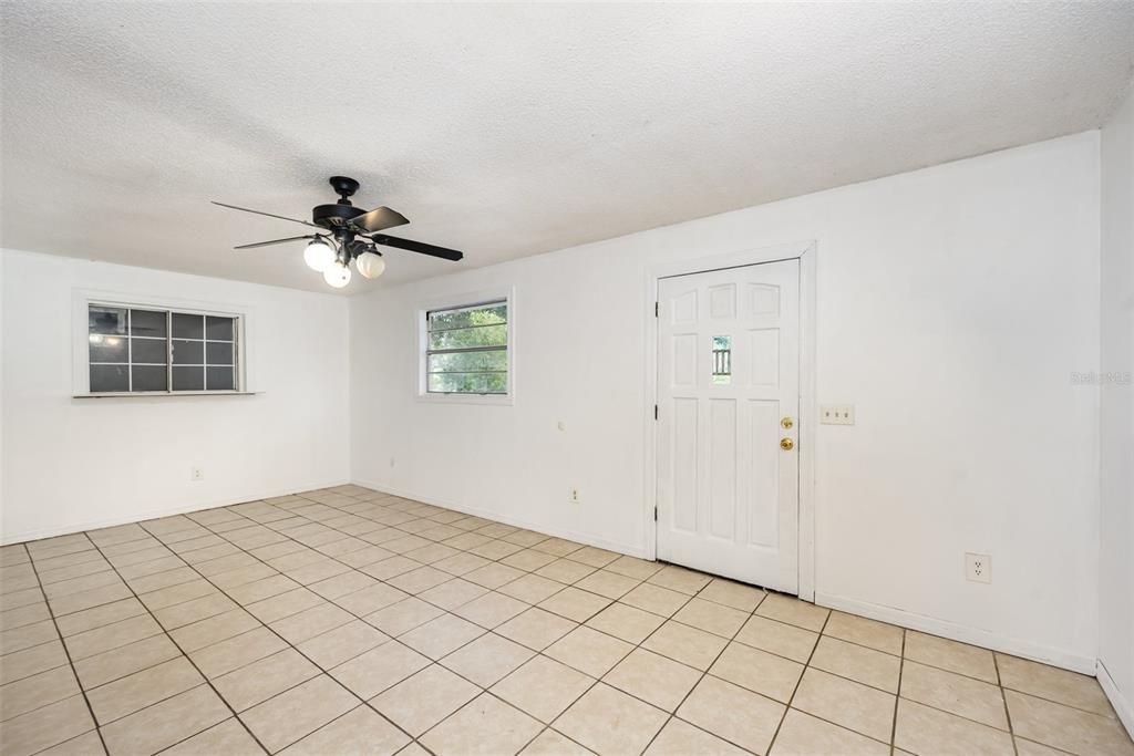 待售: $175,000 (2 贝兹, 1 浴室, 875 平方英尺)