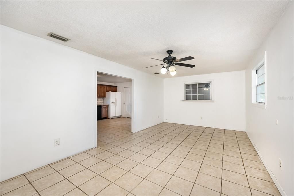 待售: $175,000 (2 贝兹, 1 浴室, 875 平方英尺)