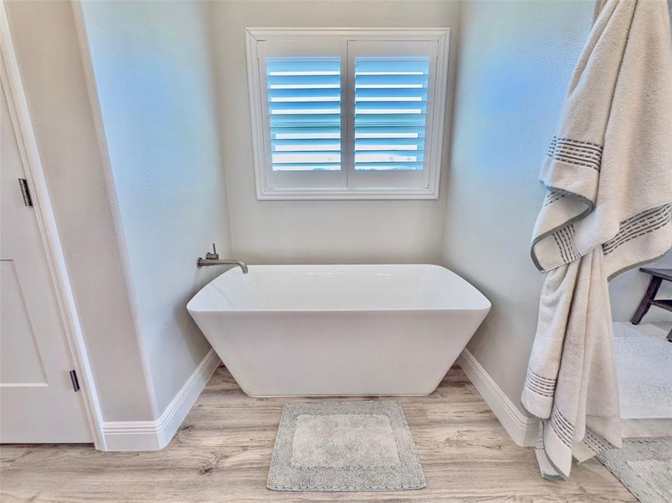 For Sale: $1,230,000 (4 beds, 3 baths, 2734 Square Feet)