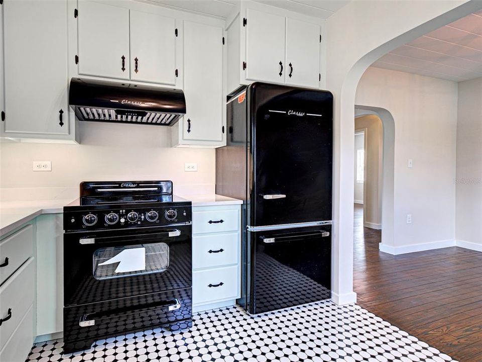 For Sale: $525,000 (2 beds, 1 baths, 837 Square Feet)