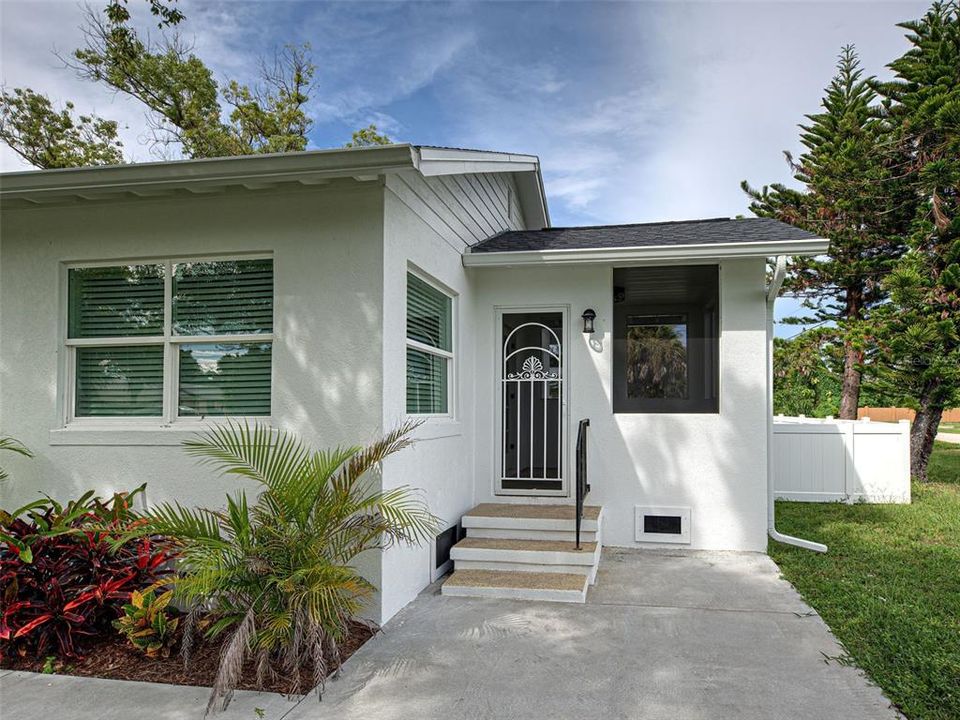 For Sale: $525,000 (2 beds, 1 baths, 837 Square Feet)