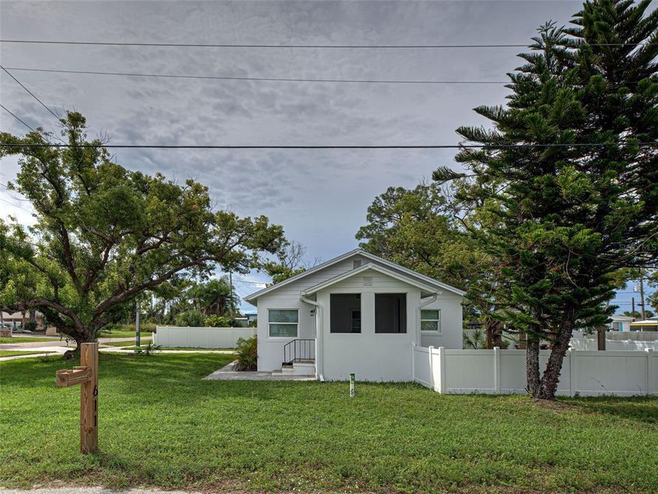 For Sale: $525,000 (2 beds, 1 baths, 837 Square Feet)