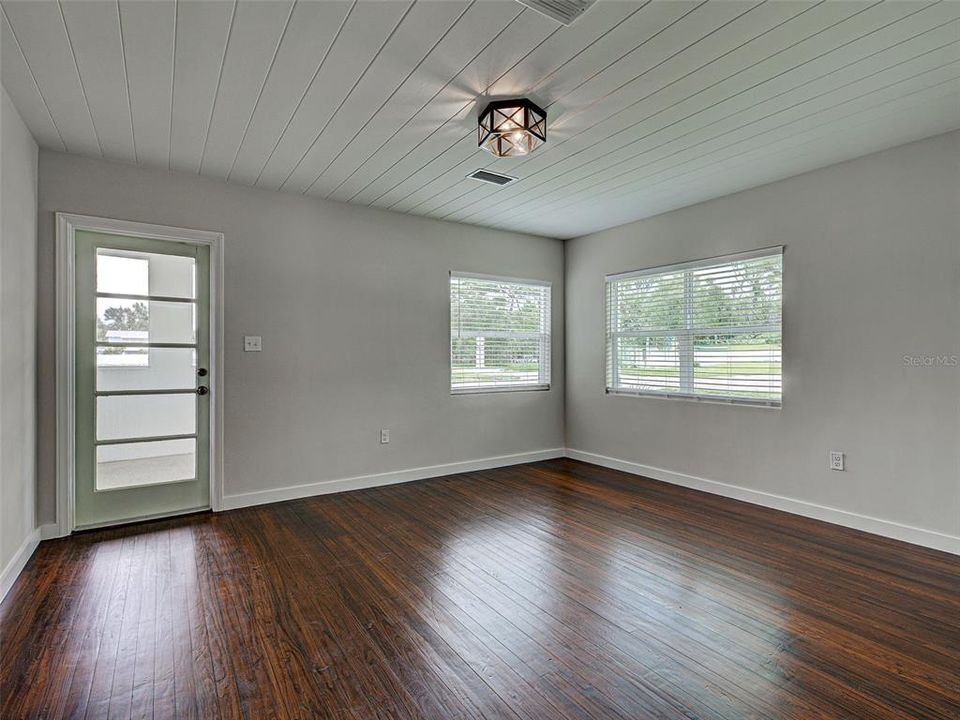 For Sale: $525,000 (2 beds, 1 baths, 837 Square Feet)