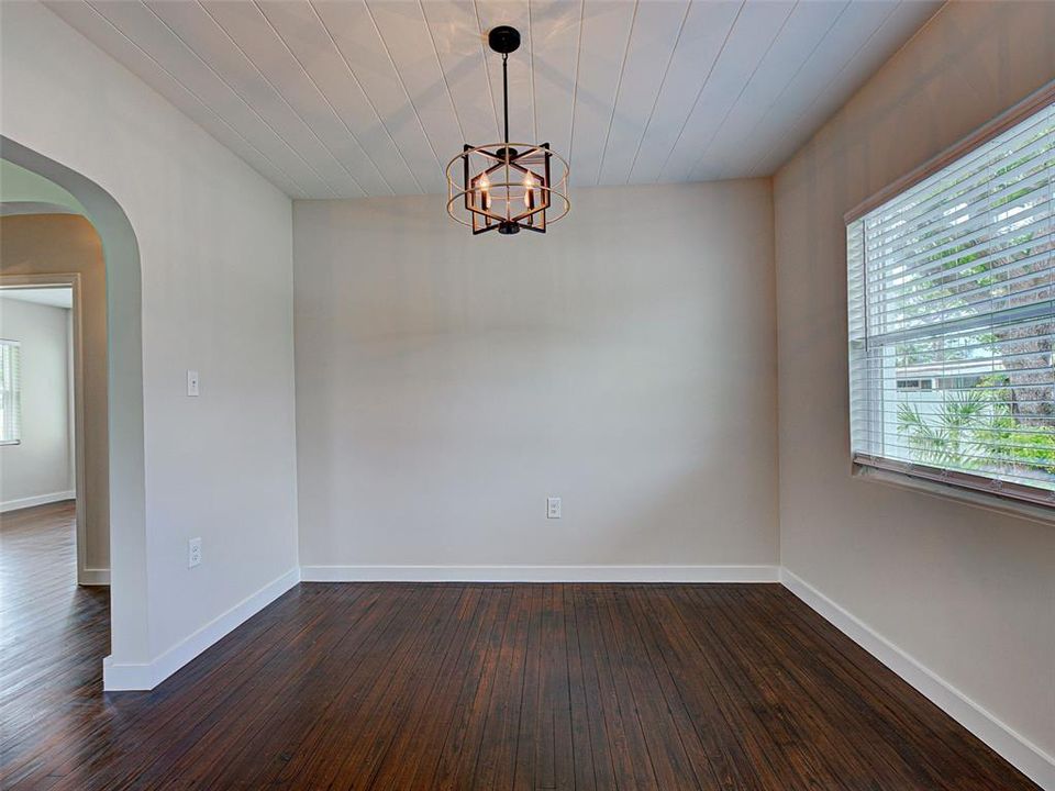 For Sale: $525,000 (2 beds, 1 baths, 837 Square Feet)