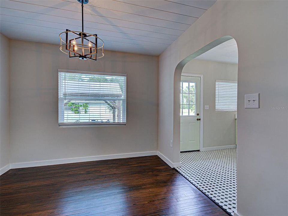 For Sale: $525,000 (2 beds, 1 baths, 837 Square Feet)