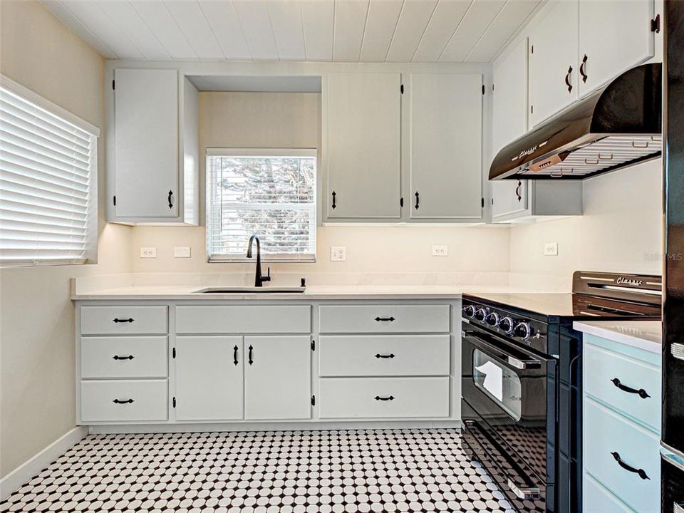 For Sale: $525,000 (2 beds, 1 baths, 837 Square Feet)