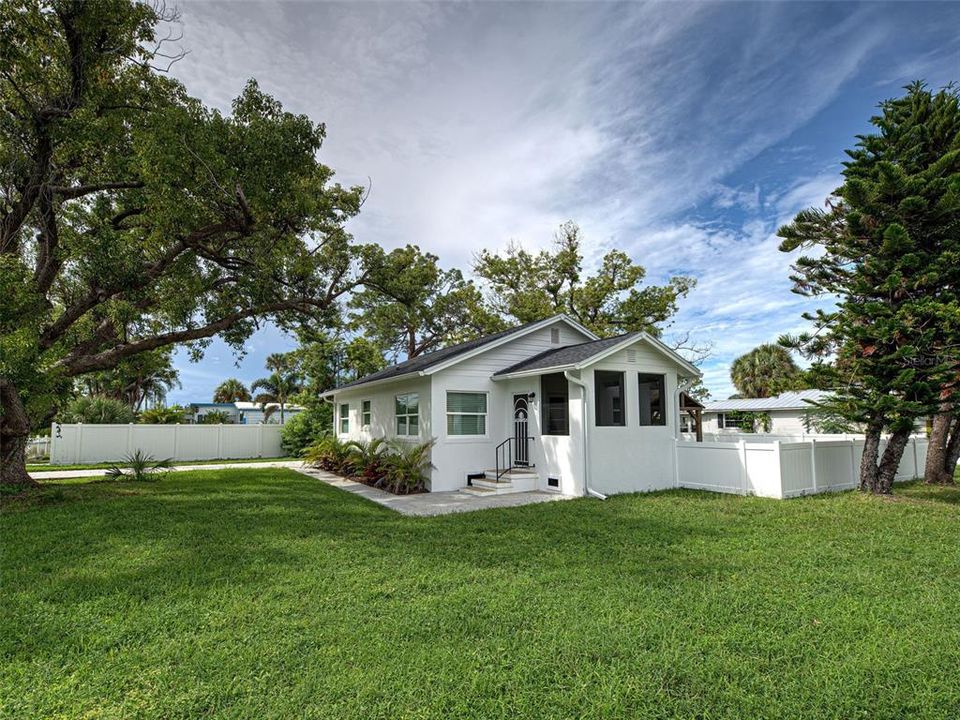 For Sale: $525,000 (2 beds, 1 baths, 837 Square Feet)