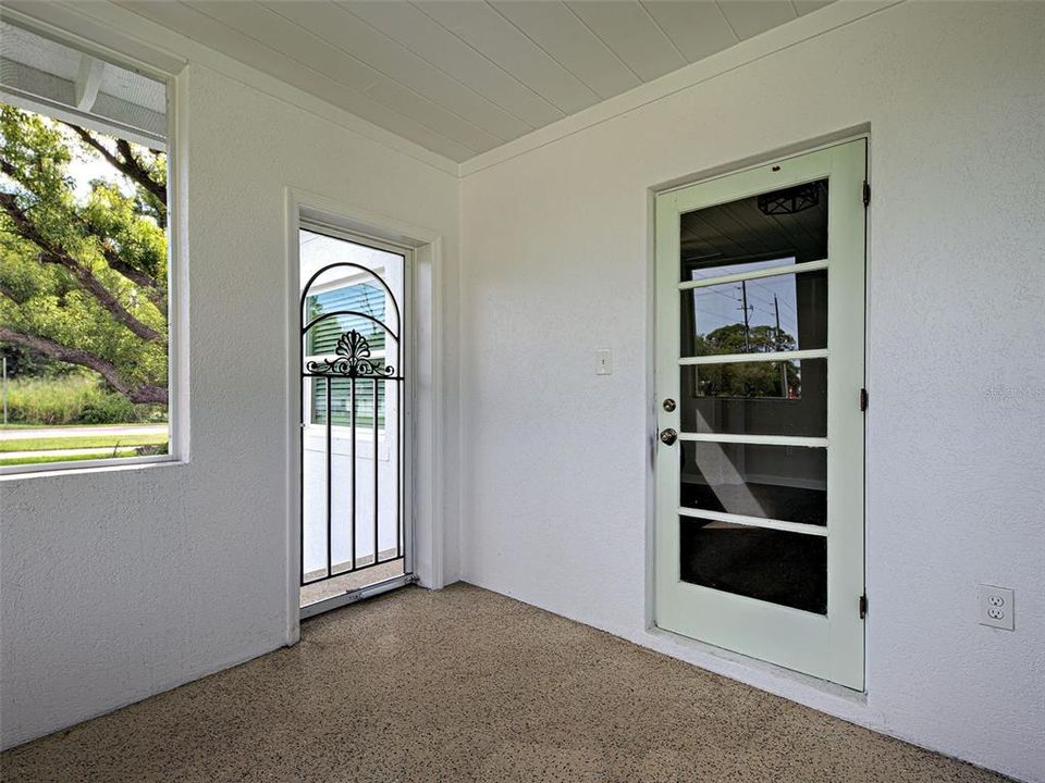 For Sale: $525,000 (2 beds, 1 baths, 837 Square Feet)