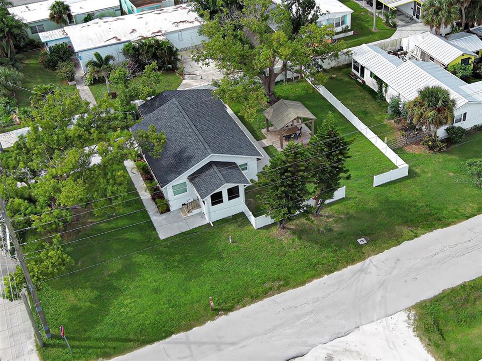 For Sale: $525,000 (2 beds, 1 baths, 837 Square Feet)