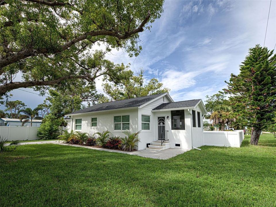 For Sale: $525,000 (2 beds, 1 baths, 837 Square Feet)