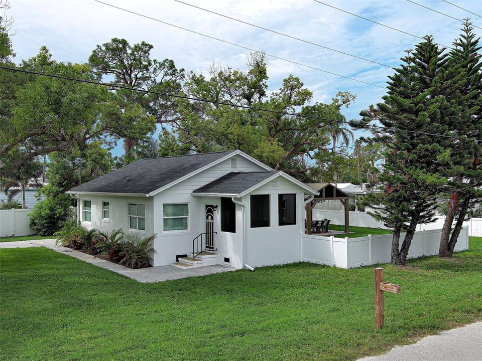 For Sale: $525,000 (2 beds, 1 baths, 837 Square Feet)