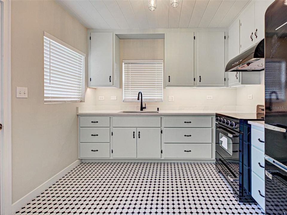 For Sale: $525,000 (2 beds, 1 baths, 837 Square Feet)