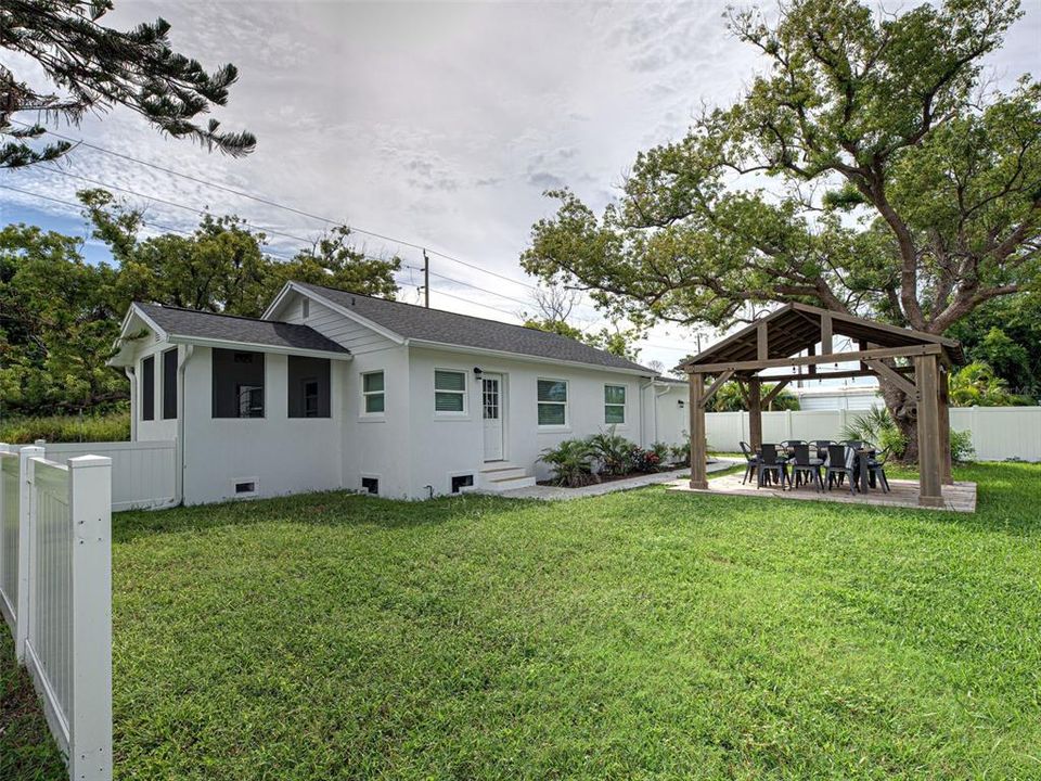 For Sale: $525,000 (2 beds, 1 baths, 837 Square Feet)