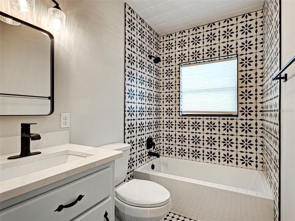 For Sale: $525,000 (2 beds, 1 baths, 837 Square Feet)