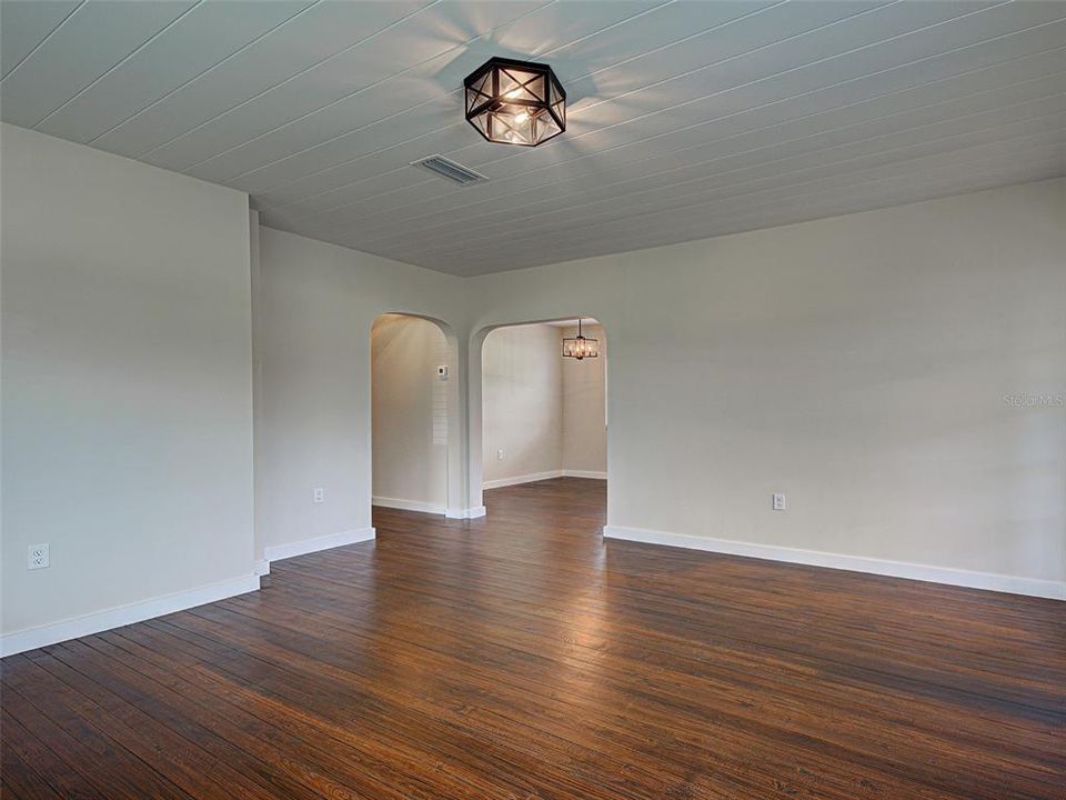 For Sale: $525,000 (2 beds, 1 baths, 837 Square Feet)