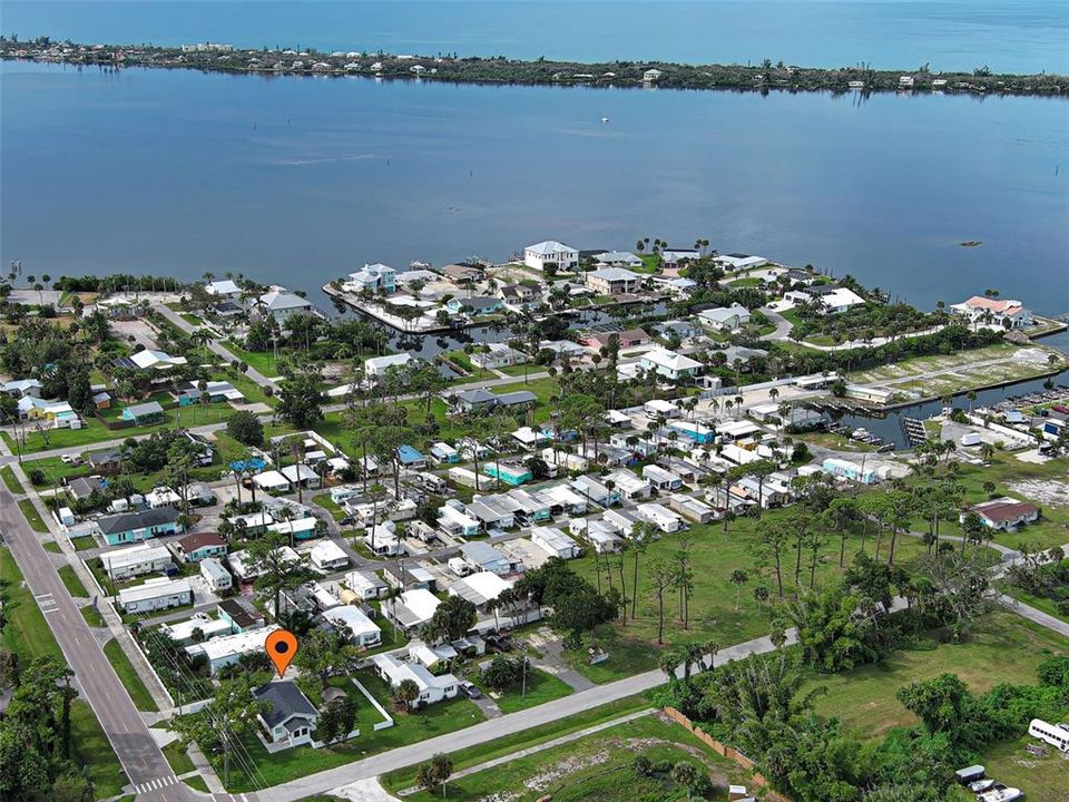 For Sale: $525,000 (2 beds, 1 baths, 837 Square Feet)