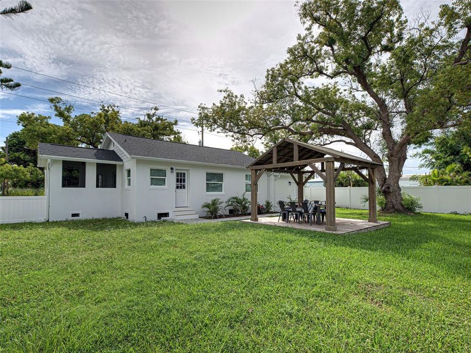 For Sale: $525,000 (2 beds, 1 baths, 837 Square Feet)