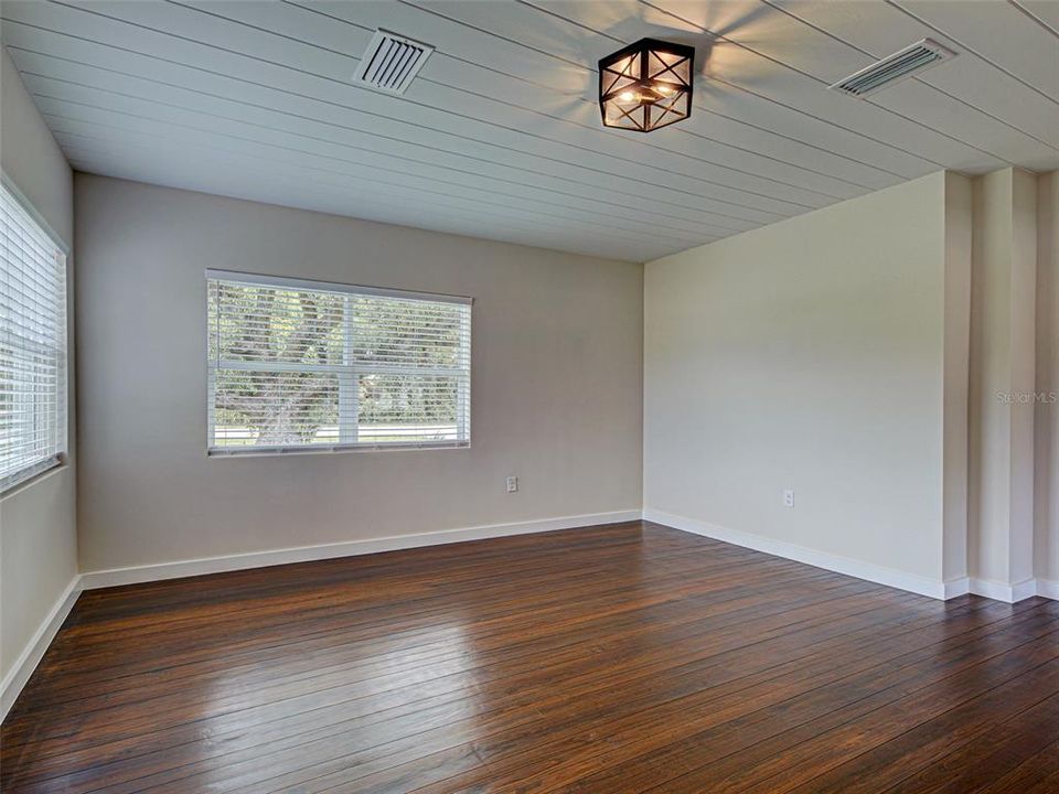 For Sale: $525,000 (2 beds, 1 baths, 837 Square Feet)