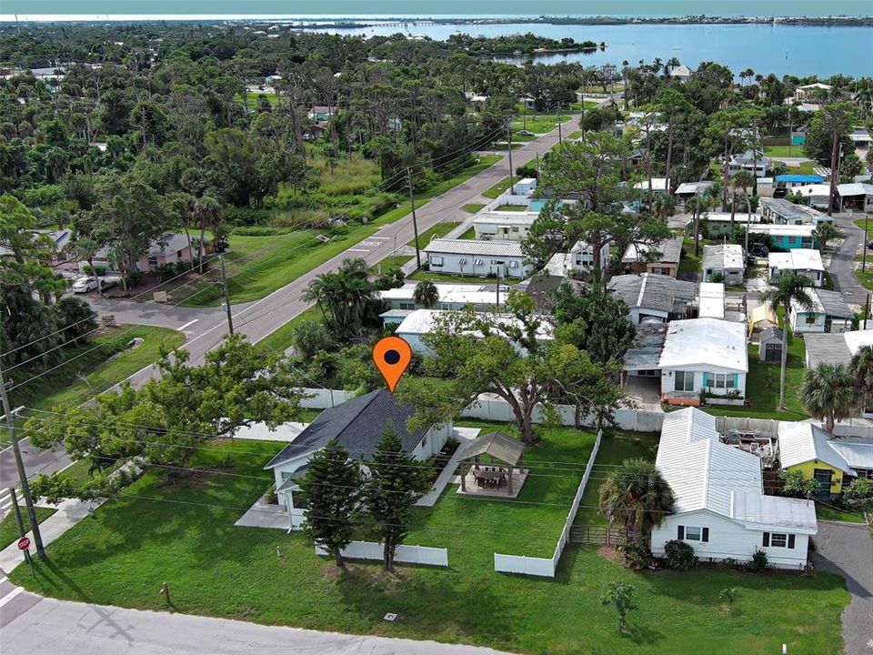 For Sale: $525,000 (2 beds, 1 baths, 837 Square Feet)