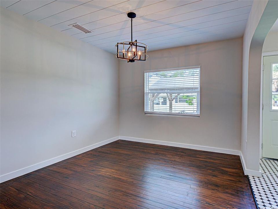 For Sale: $525,000 (2 beds, 1 baths, 837 Square Feet)