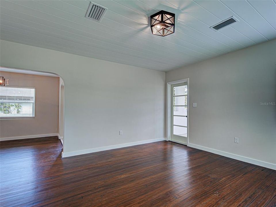 For Sale: $525,000 (2 beds, 1 baths, 837 Square Feet)