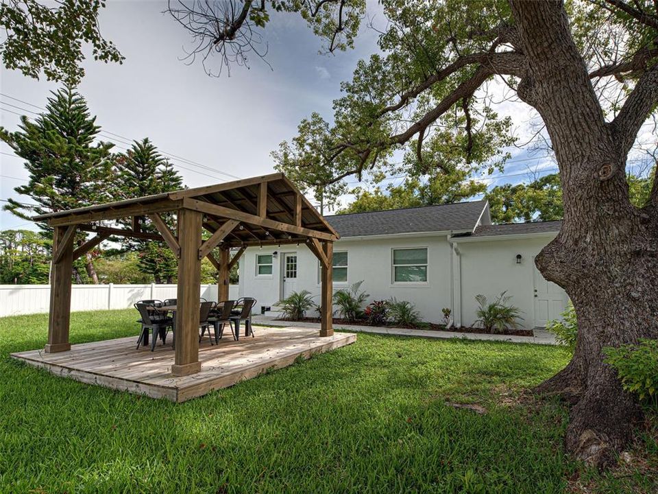 For Sale: $525,000 (2 beds, 1 baths, 837 Square Feet)