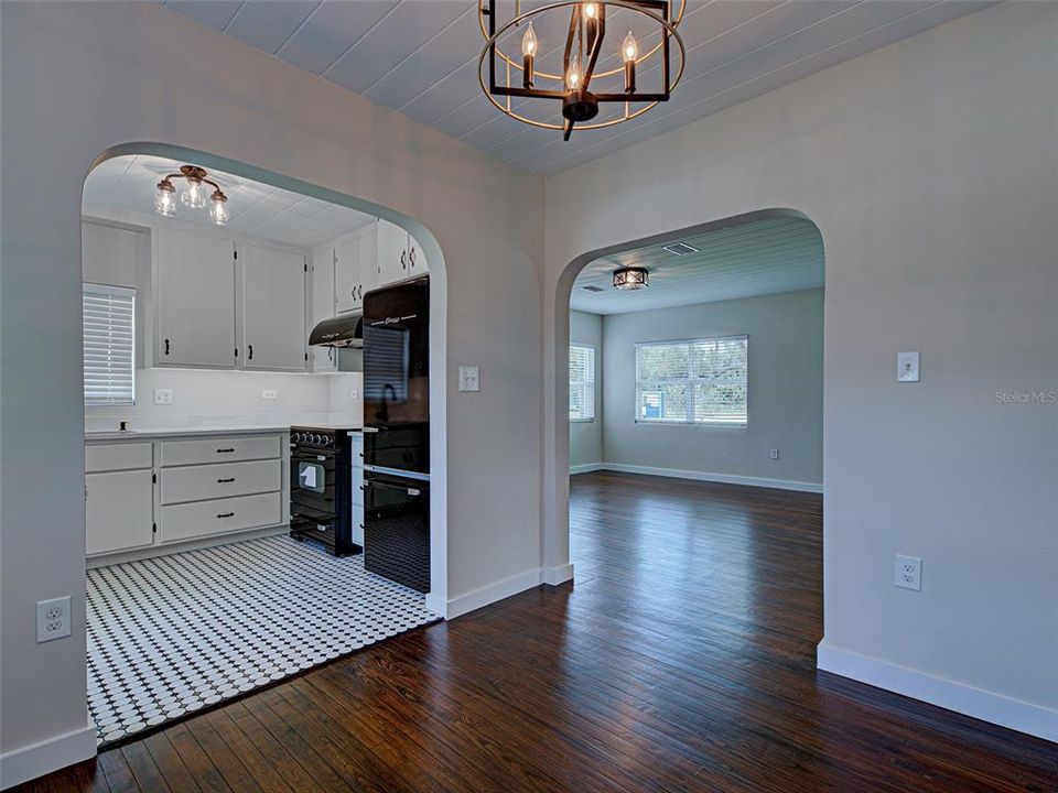 For Sale: $525,000 (2 beds, 1 baths, 837 Square Feet)