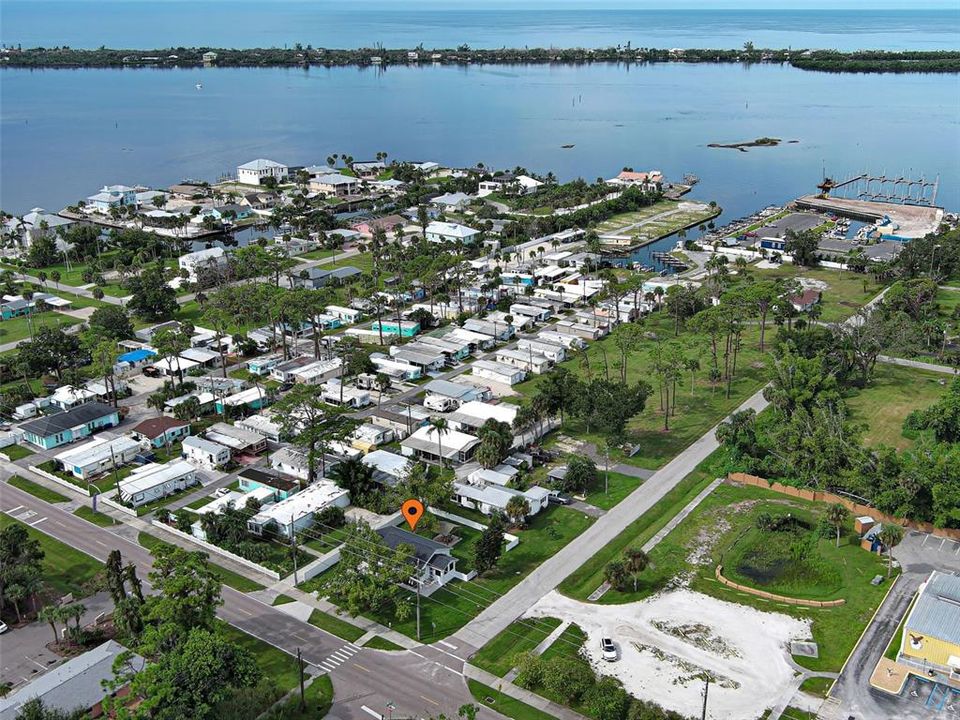 For Sale: $525,000 (2 beds, 1 baths, 837 Square Feet)