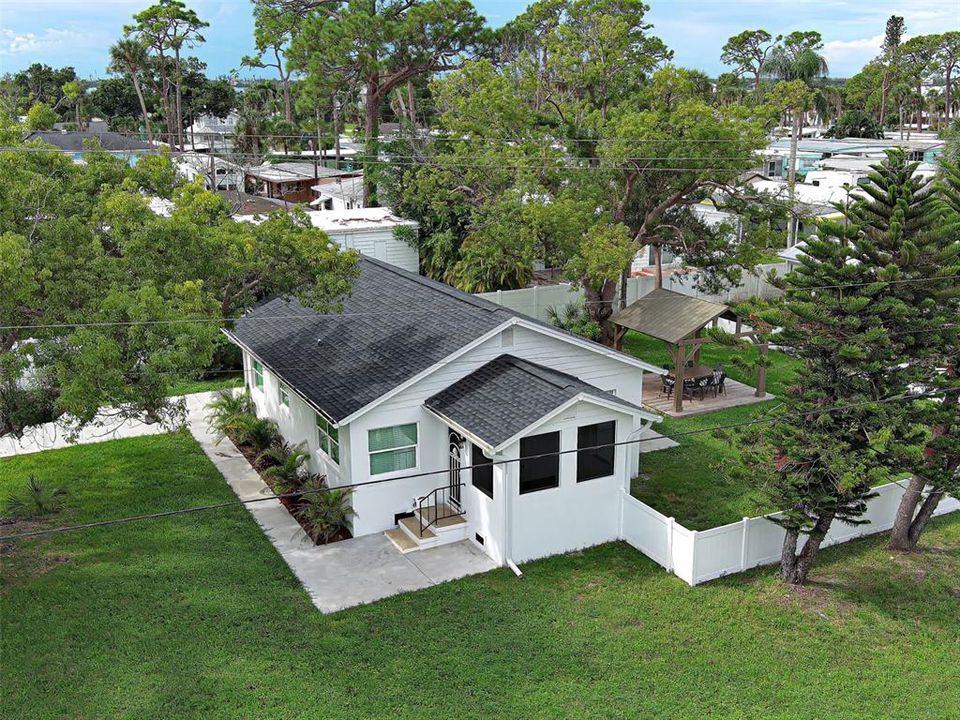 For Sale: $525,000 (2 beds, 1 baths, 837 Square Feet)