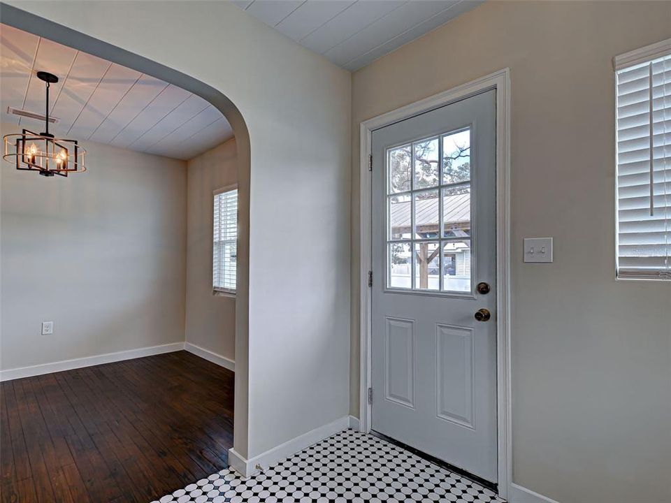 For Sale: $525,000 (2 beds, 1 baths, 837 Square Feet)