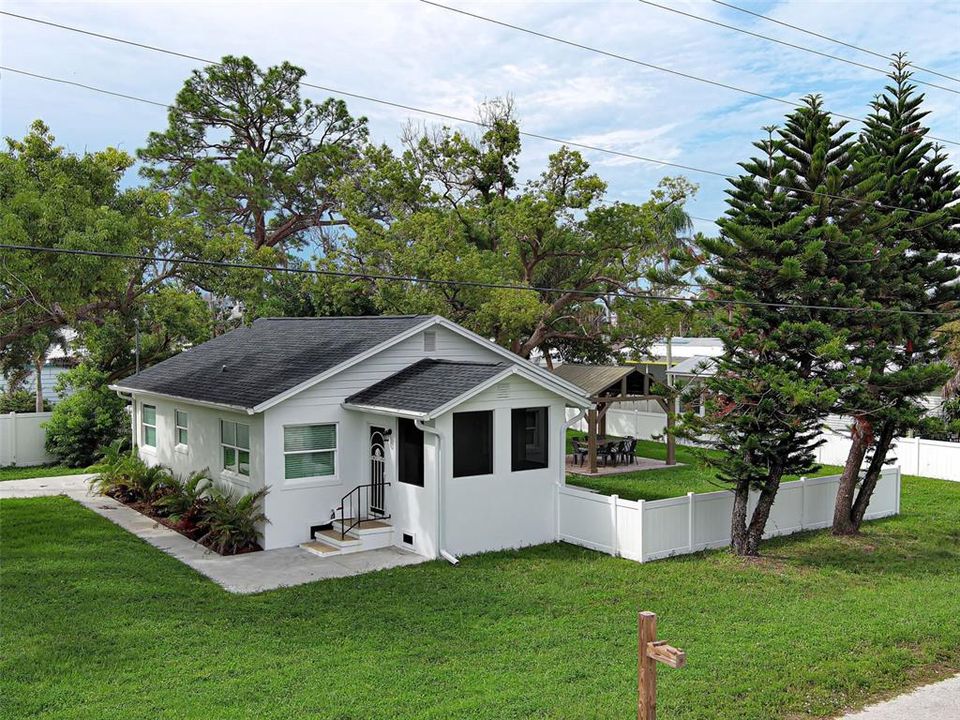 For Sale: $525,000 (2 beds, 1 baths, 837 Square Feet)