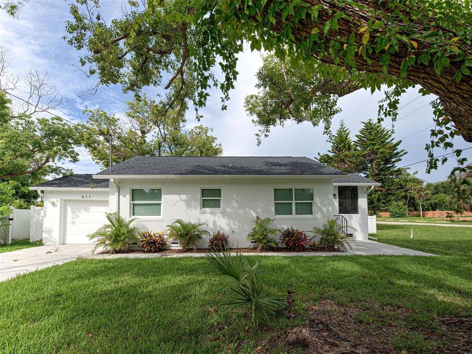 For Sale: $525,000 (2 beds, 1 baths, 837 Square Feet)