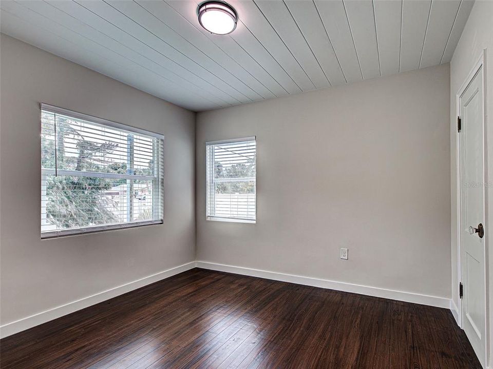 For Sale: $525,000 (2 beds, 1 baths, 837 Square Feet)