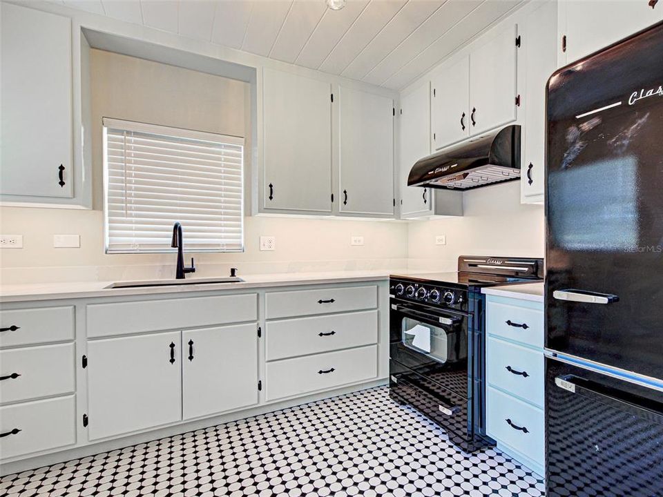 For Sale: $525,000 (2 beds, 1 baths, 837 Square Feet)