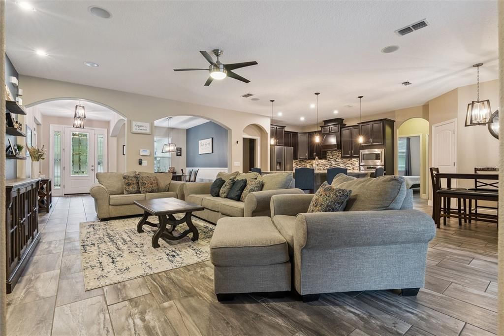 合同活跃: $515,000 (4 贝兹, 2 浴室, 2485 平方英尺)