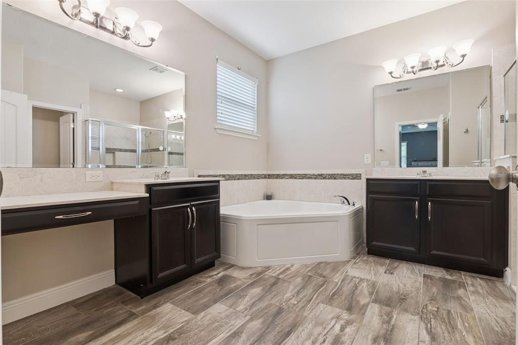 合同活跃: $515,000 (4 贝兹, 2 浴室, 2485 平方英尺)