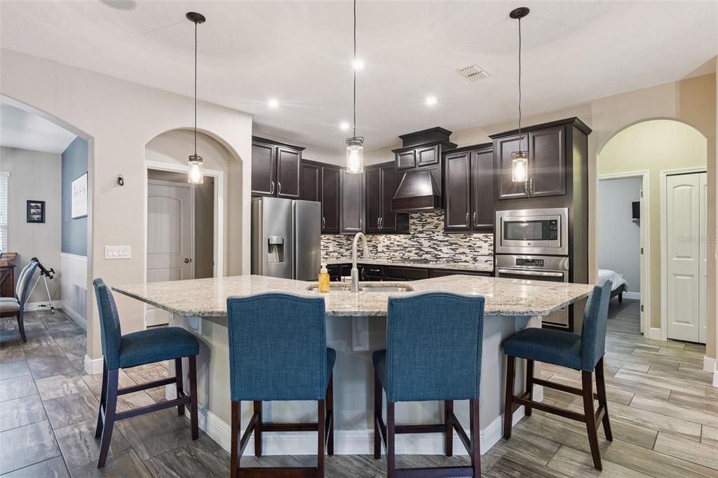 合同活跃: $515,000 (4 贝兹, 2 浴室, 2485 平方英尺)