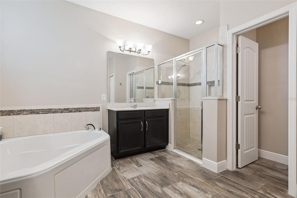 合同活跃: $515,000 (4 贝兹, 2 浴室, 2485 平方英尺)