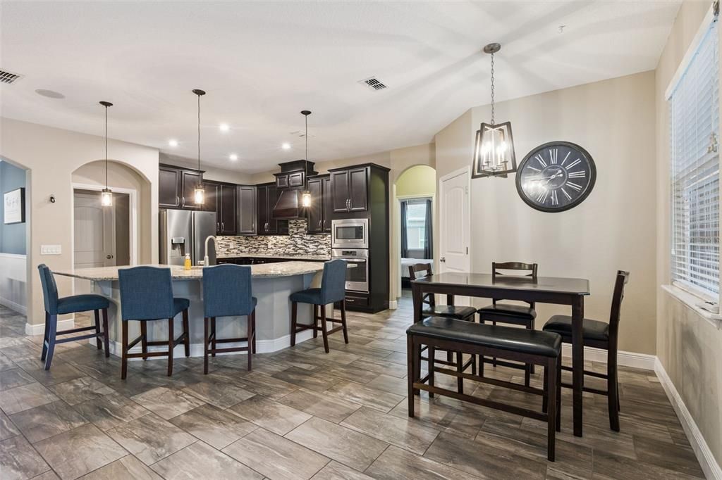 合同活跃: $515,000 (4 贝兹, 2 浴室, 2485 平方英尺)