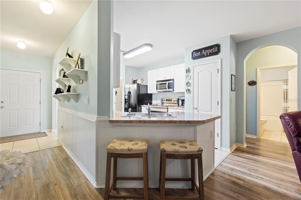 Под контрактом: $300,000 (3 спален, 2 ванн, 1576 Квадратных фут)