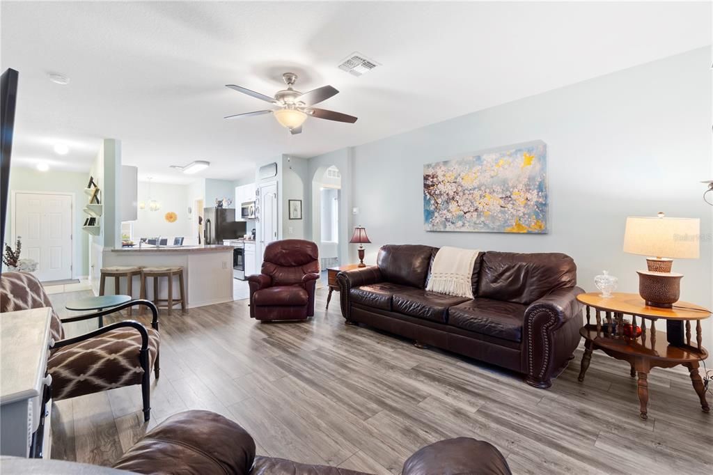 Под контрактом: $300,000 (3 спален, 2 ванн, 1576 Квадратных фут)